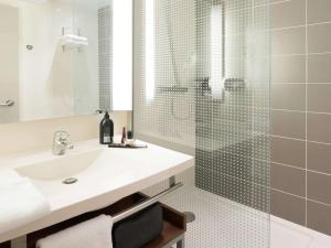 图卢兹Aparthotel Adagio Toulouse Centre Ramblas的一间带水槽和淋浴的浴室