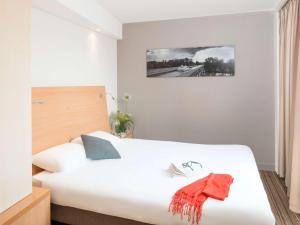 图卢兹Aparthotel Adagio Toulouse Centre Ramblas的卧室配有白色的床