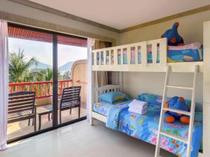 芭东海滩Novotel Phuket Resort的一间带双层床的卧室和一个阳台