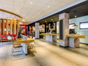 克尔斯特尔巴赫法兰克福机场宜必思酒店的一个带桌椅的餐厅的大堂