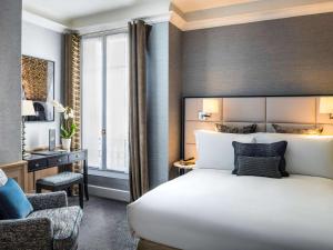 巴黎巴黎巴尔的摩之旅艾菲尔铁塔索菲特酒店的卧室配有一张白色大床和一张书桌