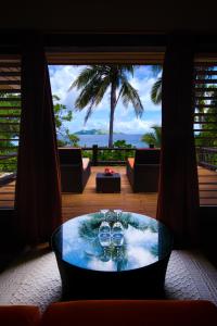 玛娜岛玛那岛Spa度假酒店-斐济的一间设有浴缸的客房,享有棕榈树的景色