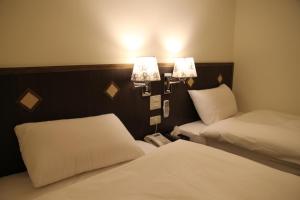 台东松夏大饭店的酒店客房带两张床和电话