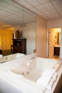 Genetti Hotel, SureStay Collection by Best Western的一间浴室