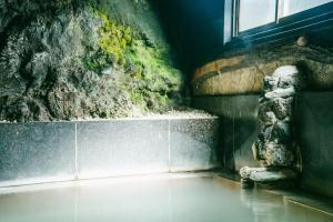 箱根箱根帐篷温泉旅馆的窗户客房内的石雕