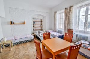 塔博尔Rodinný hostel Stárkův dům的一间带桌子的客厅和一间餐厅