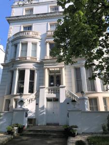 伦敦拉夫纳格拉酒店的白色的房子,有白色的门和楼梯