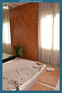 维罗纳Verona Relax & Stay的地板上设有带血浴浴缸的浴室
