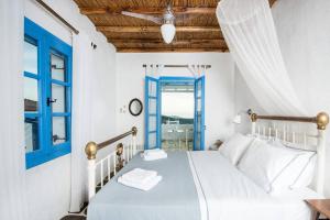 雷夫克斯Exquisite estate, serene environment的白色卧室设有床和蓝色窗户