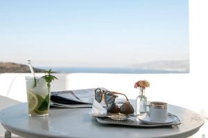 雷夫克斯Exquisite estate, serene environment的桌子,盘子,杯子,饮料