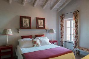 Borgomaro玛罗旅馆的一间卧室配有一张床、两盏灯和一个窗户。