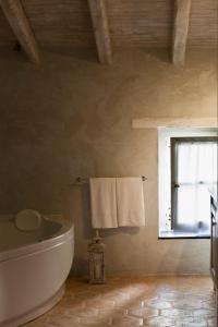 Borgomaro玛罗旅馆的一间带卫生间、窗户和毛巾的浴室