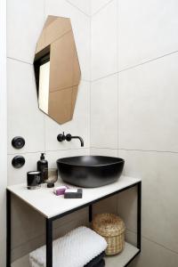 胡萨维克Svartaborg的浴室设有黑色水槽和镜子
