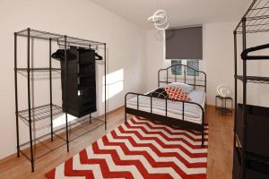 茨维考stylish city apartment in Zwickau的卧室配有床和红色及白色地毯。