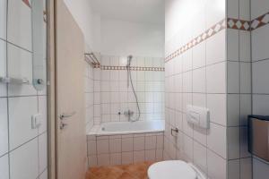茨维考stylish city apartment in Zwickau的带浴缸、卫生间和盥洗盆的浴室