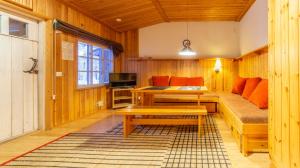 萨利色尔卡Kuukkeli Apartments Tokka的客厅配有沙发和桌子
