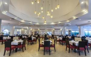 米多恩Djerba Aqua Resort的用餐室配有桌椅和吊灯。