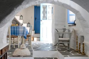 雷夫克斯Exquisite estate, serene environment的一间设有桌子和蓝色门的房间