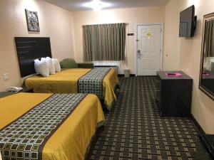 西孟菲斯西孟菲斯霍姆盖特旅馆&套房酒店的一间酒店客房,设有两张床和电视