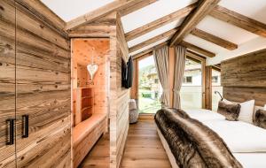 奥蒂塞伊Paruda的一间带木墙和两张床的卧室