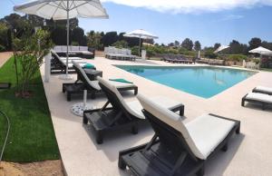 圣弗朗西斯科哈维尔MAR Y MONTAÑA FORMENTERA的一个带躺椅和遮阳伞的游泳池
