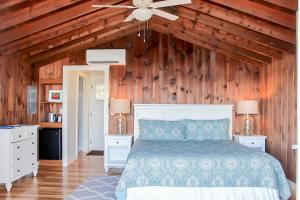 布斯贝港Linekin Bay Resort的一间卧室设有一张床和木墙