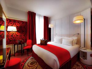 里昂Hotel Carlton Lyon - MGallery Hotel Collection的酒店客房设有一张大床和红色窗帘