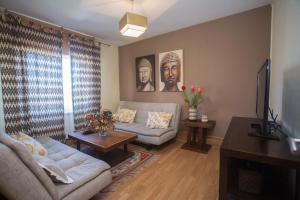 圣地亚哥－德孔波斯特拉纱黎拉公寓的客厅配有沙发和桌子