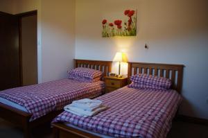 辛霍迪克兰纳尔琴达农场旅馆的两张位于酒店客房的床,配有毛巾