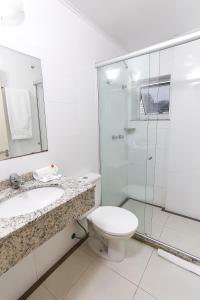 阿雷格里港罗杜瑞尔快捷酒店的一间带水槽、卫生间和淋浴的浴室