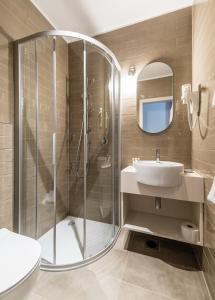卢布尔雅那Hotel Mrak Superior的带淋浴和盥洗盆的浴室