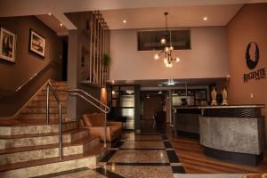 帕图布兰库Regente Hotel的大堂,设有楼梯和酒吧