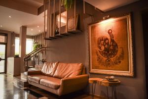 帕图布兰库Regente Hotel的客厅配有沙发和墙上的照片