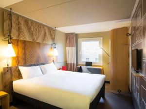阿姆斯特丹中心市立歌剧院宜必思酒店客房内的一张或多张床位