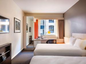 惠灵顿惠灵顿宜必思酒店的酒店客房配有两张床和一张书桌