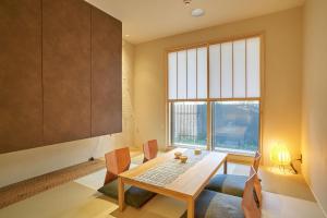 金泽凜庵 LIAN_KANAZAWA的一间带桌椅和窗户的用餐室
