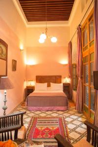 拉巴特卡巴莱歌舞表演摩洛哥传统庭院旅馆的一间卧室配有一张床和一个沙发