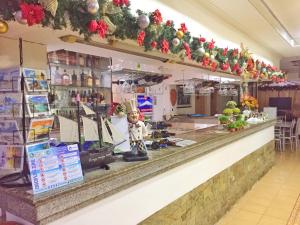 长滩岛长滩岛旅游度假村的餐厅里一个拥有圣诞装饰的柜台