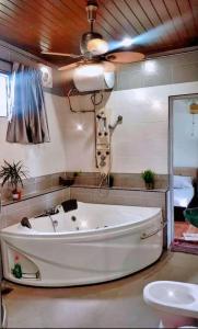 太平Taiping Vacation Home的设有带大型白色浴缸的浴室