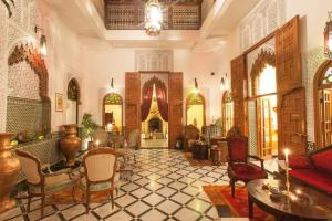 拉巴特卡巴莱歌舞表演摩洛哥传统庭院旅馆的客厅配有家具和壁炉