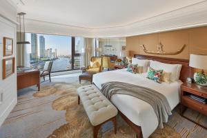 曼谷曼谷文华东方酒店的一间带大床的卧室和一间客厅