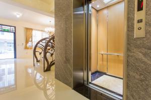 花莲市幸福来敲门的房屋内带金属电梯的走廊