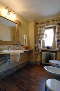 布勒伊-切尔维尼亚Hotel Da Compagnoni的浴室设有2个水槽和镜子