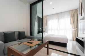 曼谷Siamplaengna Residence สยามแปลงนา เรสซิเดนท์的客厅配有沙发和1张床