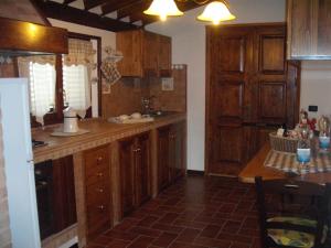 渥尔特拉Agriturismo Casa al Povero的厨房配有木制橱柜和台面
