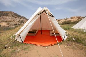 达纳Rummana Campsite的田野上的白色和橙色帐篷