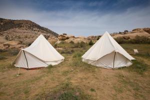 达纳Rummana Campsite的田间中方的2个帐篷