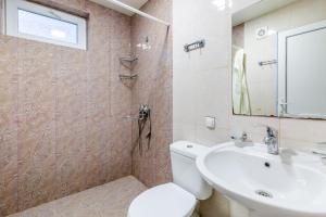 K'vemo AlvaniGuesthouse Alvani的浴室配有卫生间、盥洗盆和淋浴。