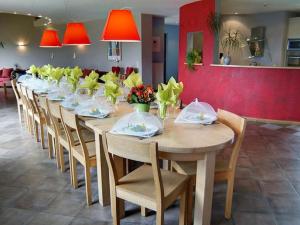 奥维法特Spacious Villa in Ovifat with Sauna的餐厅的一张长桌,配有桌椅