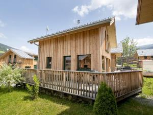 穆劳附近圣洛伦岑Modern Wooden Chalet in Sankt Georgen ob Murau with Jacuzzi的一座带木甲板的小木房子